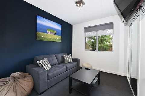 Close To Airport City & Shops - Palm Beach Accommodation 7