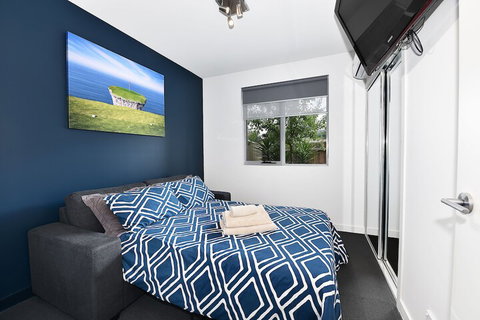 Close To Airport City & Shops - Palm Beach Accommodation 1