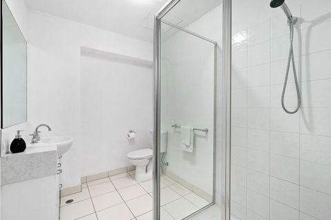 LIZZI, Melbourne Studio Apartment - Palm Beach Accommodation 1
