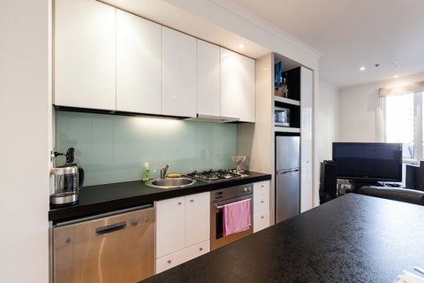 CLAUDE, 2BDR Melbourne Apartment - Palm Beach Accommodation 4