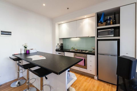 CLAUDE, 2BDR Melbourne Apartment - Palm Beach Accommodation 3