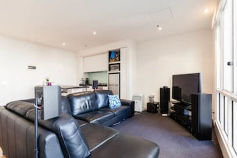 CLAUDE, 2BDR Melbourne Apartment - Palm Beach Accommodation 0