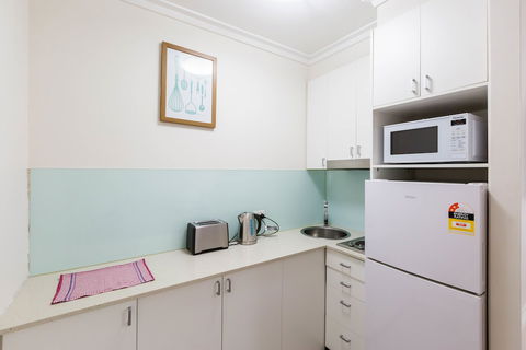 GENIE, 1BDR East Melbourne Studio - Palm Beach Accommodation 2