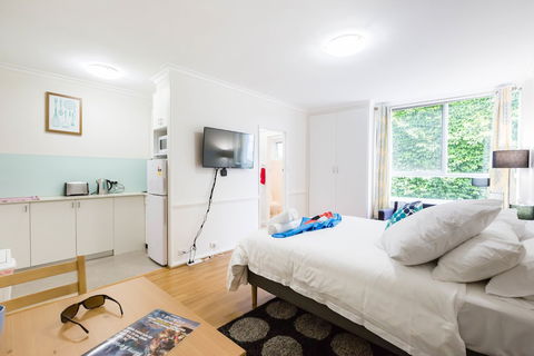 GENIE, 1BDR East Melbourne Studio - Palm Beach Accommodation 1