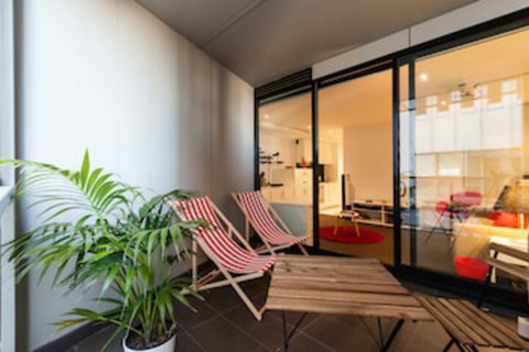 CLARK, 1BDR Melbourne Apartment - Palm Beach Accommodation 0