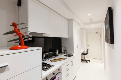CLARK, 1BDR Melbourne Apartment - Palm Beach Accommodation 4