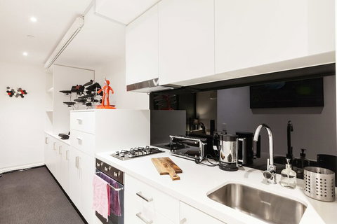 CLARK, 1BDR Melbourne Apartment - Palm Beach Accommodation 3
