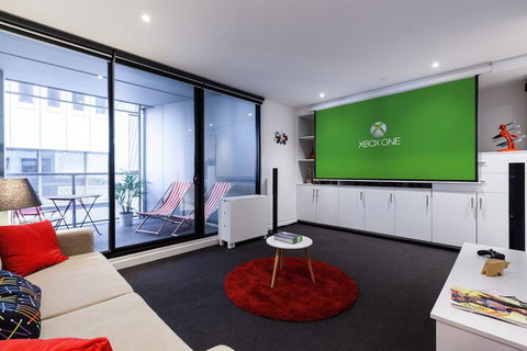 CLARK, 1BDR Melbourne Apartment - Palm Beach Accommodation 1