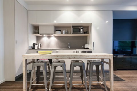 ZACH, 1BDR St.Kilda Apartment - Palm Beach Accommodation 3
