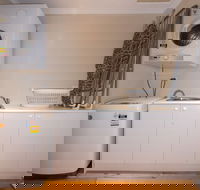 Lovely 5BR house walk to train and shops - Palm Beach Accommodation