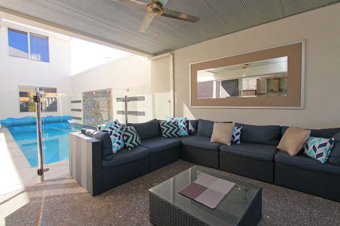 Ambar Villa - Palm Beach Accommodation 4