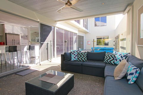 Ambar Villa - Palm Beach Accommodation 3