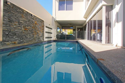Ambar Villa - Palm Beach Accommodation 6