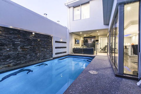 Ambar Villa - Palm Beach Accommodation 2