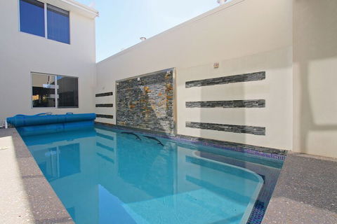 Ambar Villa - Palm Beach Accommodation 5