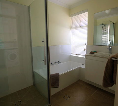 Mindarie Villa - Palm Beach Accommodation 3