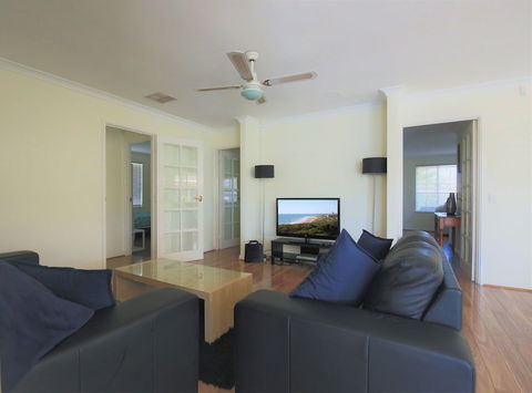 Mindarie Villa - Palm Beach Accommodation 1