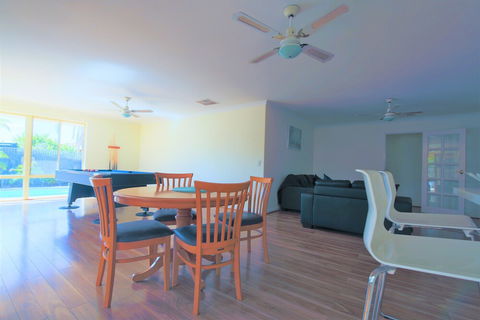 Mindarie Villa - Palm Beach Accommodation 4