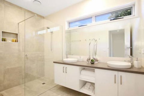 18 On Rayner - Swish Apartment Myrtleford - Palm Beach Accommodation 0