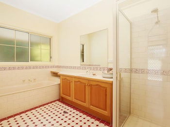 Alpine Mist - Spacious 5 Bedroom Home - Palm Beach Accommodation 6