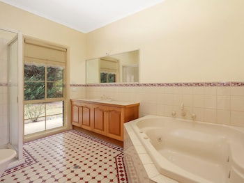 Alpine Mist - Spacious 5 Bedroom Home - Palm Beach Accommodation 5