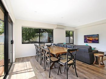 Alpine Knights Stylish Luxury - Palm Beach Accommodation 2