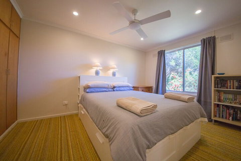 17 Broadbeach Drive - Palm Beach Accommodation 5