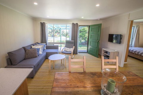 17 Broadbeach Drive - Palm Beach Accommodation 4