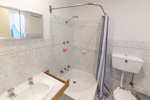 17 Broadbeach Drive - Palm Beach Accommodation 3