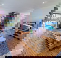 Loch Retreat 550m TO Town - Palm Beach Accommodation