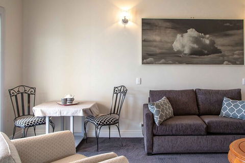 Angaston House - Palm Beach Accommodation 5