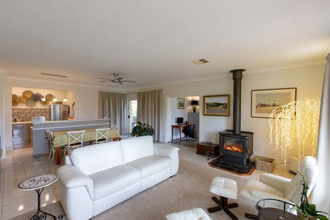 Angaston House - Palm Beach Accommodation 4