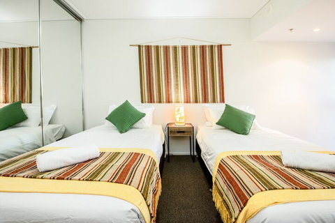 CBD African Charm, Story Bridge & River Views - Palm Beach Accommodation 5