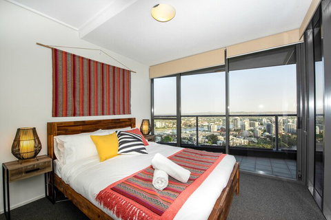 CBD African Charm, Story Bridge & River Views - Palm Beach Accommodation 7
