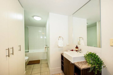 CBD African Charm, Story Bridge & River Views - Palm Beach Accommodation 2