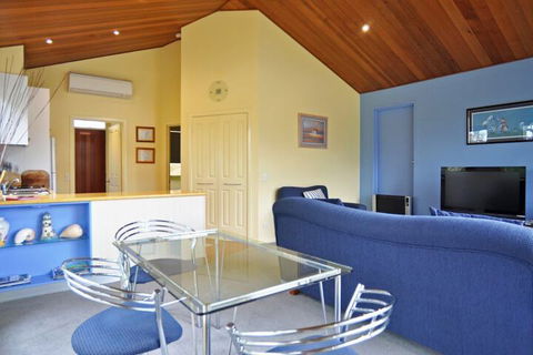 THE Sails 4 Linen Included Central Location - Palm Beach Accommodation 5