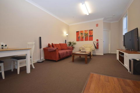 The Old Saddlery - Palm Beach Accommodation 4