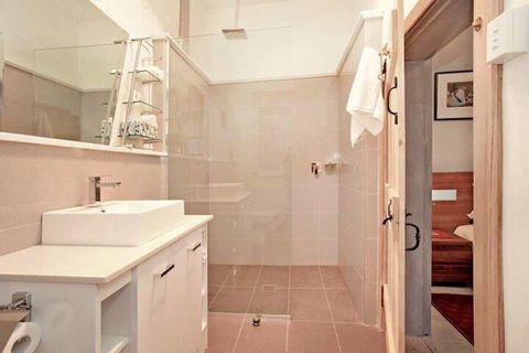 Robinson Cottage - Palm Beach Accommodation 7