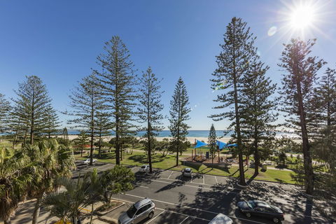 Oaks Gold Coast Calypso Plaza Suites - Palm Beach Accommodation 1