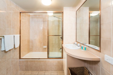 Burleigh Point Holiday Apartments - Palm Beach Accommodation 5