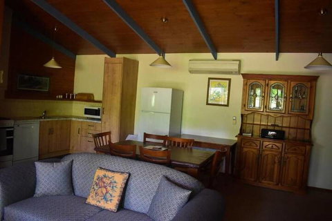 Clarendon Chalets - Palm Beach Accommodation 5