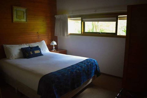 Clarendon Chalets - Palm Beach Accommodation 4