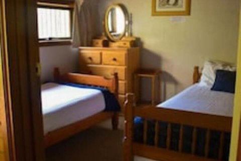Clarendon Chalets - Palm Beach Accommodation 7