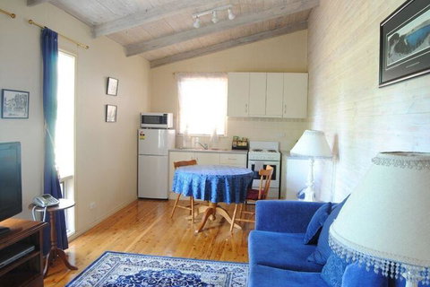 Clarendon Chalets - Palm Beach Accommodation 6