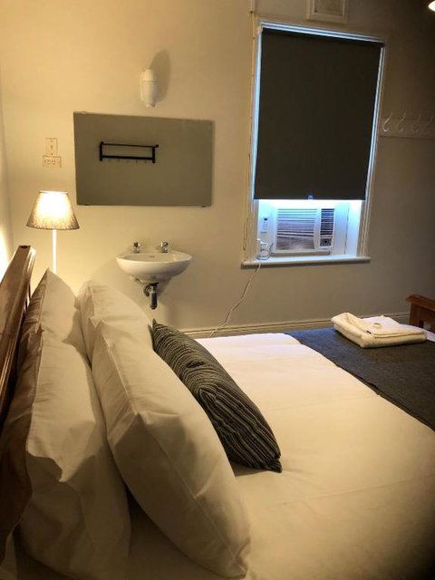 Cornwall Hotel - Palm Beach Accommodation 2