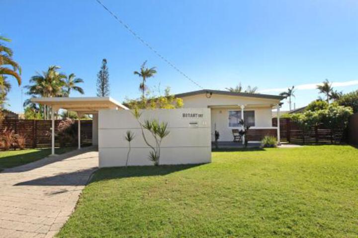 Central Sunshine Coast QLD Palm Beach Accommodation