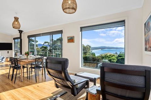 GRANITE BEACH HOUSE At Bay Of Fires - Palm Beach Accommodation 5