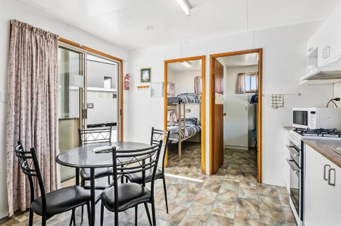 Rocks Retreat Cabin Seal - Palm Beach Accommodation 5