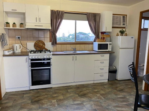 Rocks Retreat Cabin Seal - Palm Beach Accommodation 2