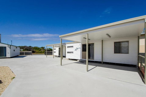 Rocks Retreat Cabin Dolphin - Palm Beach Accommodation 2